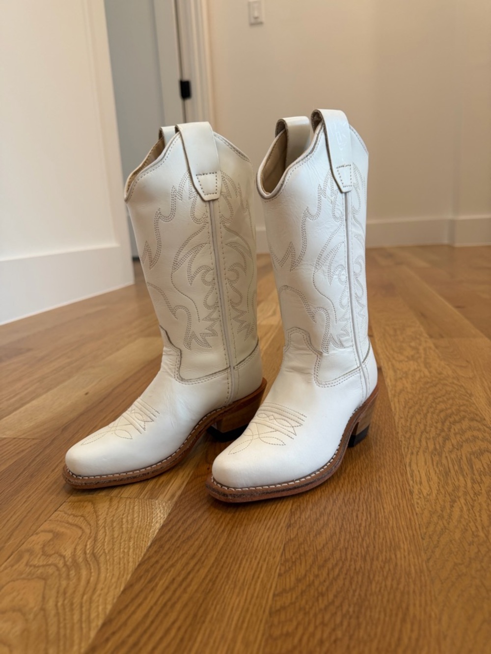 Old West White Leather Cowboy Boots with Stitched Western Pattern